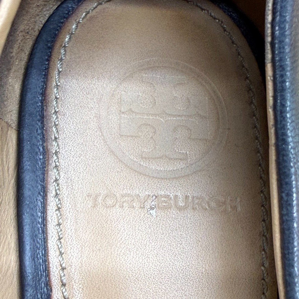 Tory Burch Chelsea Wedge Pump 8.5 M Black Leather Gold Logo Office Modern Church - Picture 10 of 11